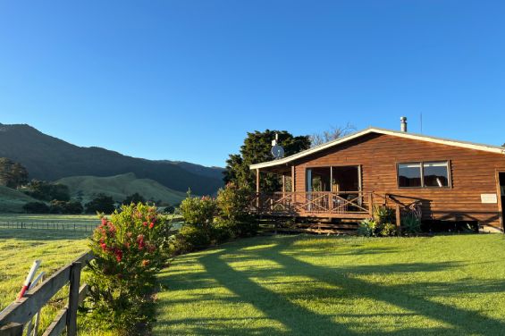 Cozy 2-bedroom cottage at Whitestar Station Colville. Sleeps 5 with all linen supplied—ideal for couples and hikers exploring the Northern Coromandel.