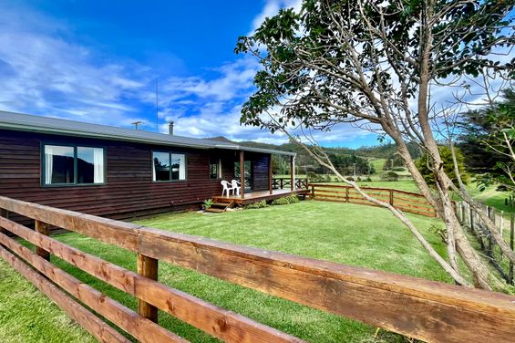 Exterior of the spacious Number 10 Cottage at Whitestar Station, a farm stay sleeping 8 people near the Pahi Walk shuttle.