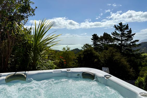 Private spa pool with stunning ocean views at Whitestar Station. Premium 3-bedroom accommodation for groups of 8 9 mins to Pahi Coastal Walk shuttle