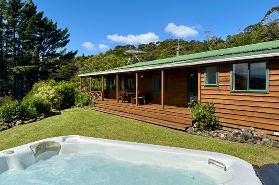 Ocean View Retreat at Whitestar Station sleeps 8 with private spa pool and linen supplied. The perfect luxury base for Pahi Coastal Walkers.